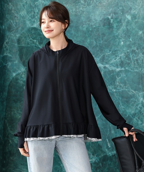 TeddyShop（テディショップ）の「【UVカット率 99.9％以上/UPF50+/フード・サムホール付き/水陸両用】話題のレース×フリル。長袖プチハイネックジップアップラッシュガードパーカー レディース（パーカー・レディース・ブラック/クリーム/モカ/ライトグレー・LL/L/M/S）」の6枚目の写真