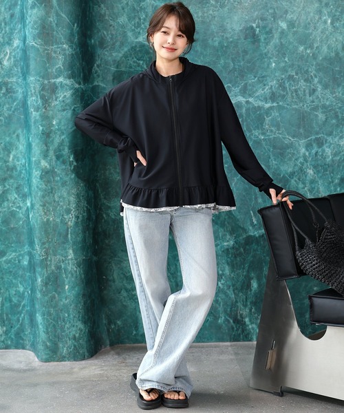 TeddyShop（テディショップ）の「【UVカット率 99.9％以上/UPF50+/フード・サムホール付き/水陸両用】話題のレース×フリル。長袖プチハイネックジップアップラッシュガードパーカー レディース（パーカー・レディース・ブラック/クリーム/モカ/ライトグレー・LL/L/M/S）」の10枚目の写真