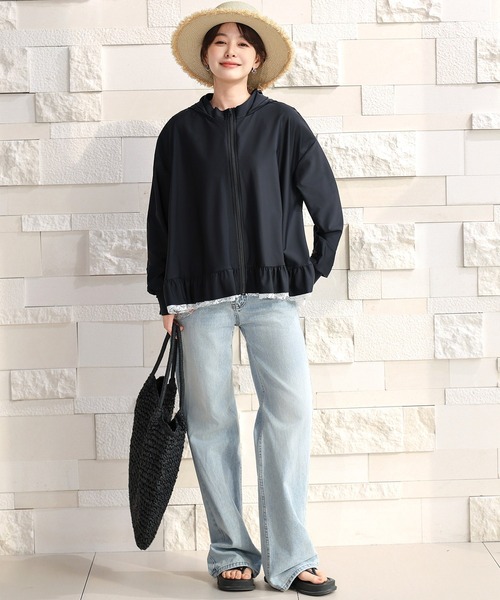 TeddyShop（テディショップ）の「【UVカット率 99.9％以上/UPF50+/フード・サムホール付き/水陸両用】話題のレース×フリル。長袖プチハイネックジップアップラッシュガードパーカー レディース（パーカー・レディース・ブラック/クリーム/モカ/ライトグレー・LL/L/M/S）」の11枚目の写真
