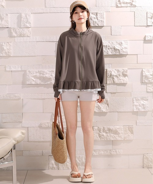 TeddyShop（テディショップ）の「【UVカット率 99.9％以上/UPF50+/フード・サムホール付き/水陸両用】話題のレース×フリル。長袖プチハイネックジップアップラッシュガードパーカー レディース（パーカー・レディース・ブラック/クリーム/モカ/ライトグレー・LL/L/M/S）」の21枚目の写真