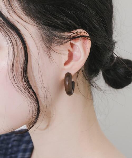SMELLY（スメリー）の「ウッドフープピアス（ピアス（両耳用）・レディース・ダークブラウン・-）」の4枚目の写真