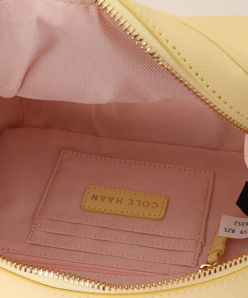 COLE HAAN（コールハーン）の「ゴー エニウェア カメラバッグ womens（ショルダーバッグ・レディース・イエロー・OSFA）」の7枚目の写真