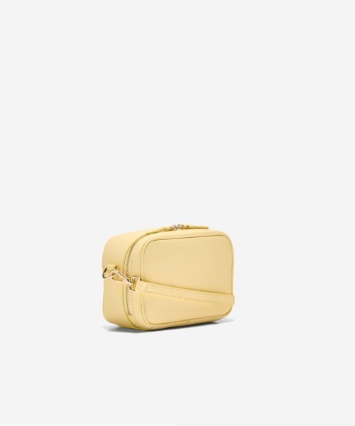 COLE HAAN（コールハーン）の「ゴー エニウェア カメラバッグ womens（ショルダーバッグ・レディース・イエロー・OSFA）」の3枚目の写真
