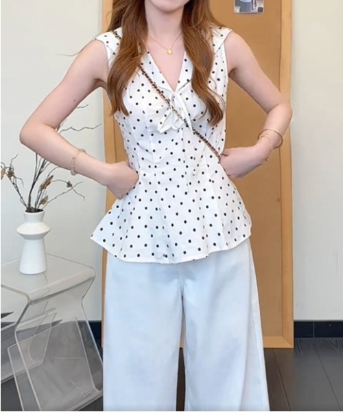 LUCPY(ラクピー)の「ドット柄ペプラムノースリーブブラウス(シャツ/ブラウス・レディース・ホワイト・X-LARGE/LARGE/MEDIUM/SMALL)」の2枚目の写真