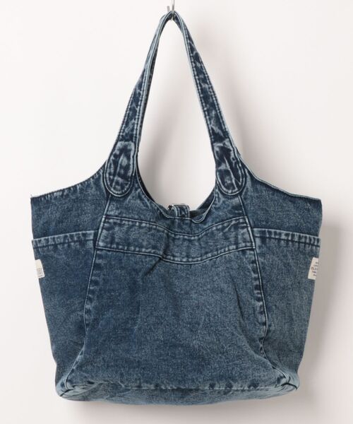 SNOOPY×OLD BETTY'S(スヌーピーカケルオールドベティーズ)の「スヌーピー【SNOOPY】Denim Remake Pocket Tote Bag(缶バッチ2個付)(トートバッグ・レディース・インディゴブルー/ブルー・FREE)」の4枚目の写真