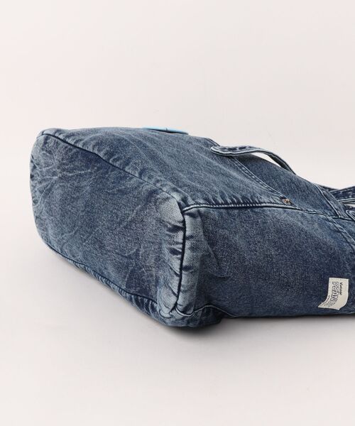 SNOOPY×OLD BETTY'S(スヌーピーカケルオールドベティーズ)の「スヌーピー【SNOOPY】Denim Remake Pocket Tote Bag(缶バッチ2個付)(トートバッグ・レディース・インディゴブルー/ブルー・FREE)」の5枚目の写真