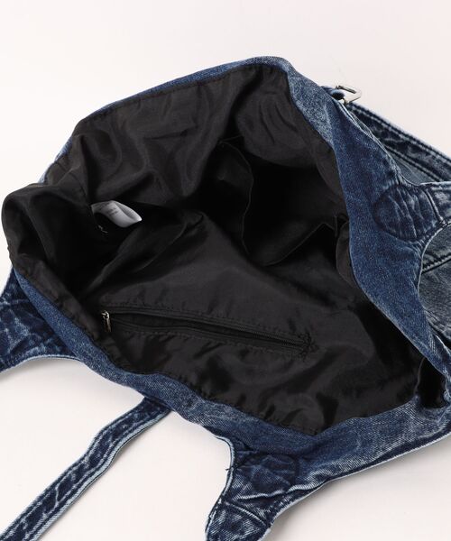 SNOOPY×OLD BETTY'S(スヌーピーカケルオールドベティーズ)の「スヌーピー【SNOOPY】Denim Remake Pocket Tote Bag(缶バッチ2個付)(トートバッグ・レディース・インディゴブルー/ブルー・FREE)」の6枚目の写真