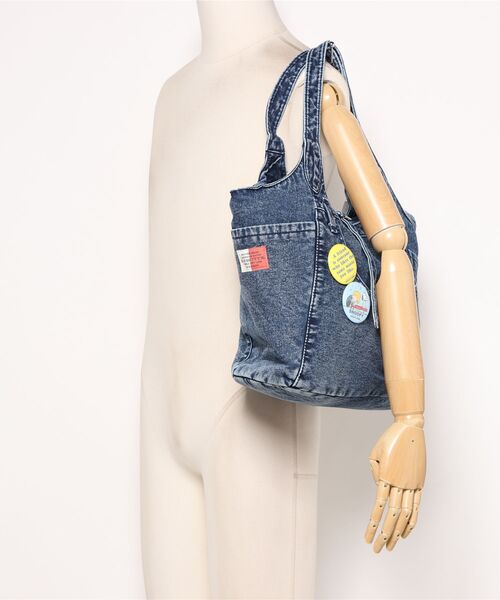 SNOOPY×OLD BETTY'S(スヌーピーカケルオールドベティーズ)の「スヌーピー【SNOOPY】Denim Remake Pocket Tote Bag(缶バッチ2個付)(トートバッグ・レディース・インディゴブルー/ブルー・FREE)」の7枚目の写真