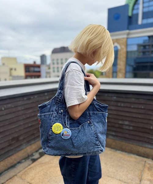 SNOOPY×OLD BETTY'S(スヌーピーカケルオールドベティーズ)の「スヌーピー【SNOOPY】Denim Remake Pocket Tote Bag(缶バッチ2個付)(トートバッグ・レディース・インディゴブルー/ブルー・FREE)」の2枚目の写真