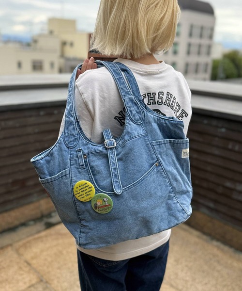 SNOOPY×OLD BETTY'S(スヌーピーカケルオールドベティーズ)の「スヌーピー【SNOOPY】Denim Remake Pocket Tote Bag(缶バッチ2個付)(トートバッグ・レディース・インディゴブルー/ブルー・FREE)」の1枚目の写真