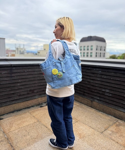 SNOOPY×OLD BETTY'S(スヌーピーカケルオールドベティーズ)の「スヌーピー【SNOOPY】Denim Remake Pocket Tote Bag(缶バッチ2個付)(トートバッグ・レディース・インディゴブルー/ブルー・FREE)」の8枚目の写真