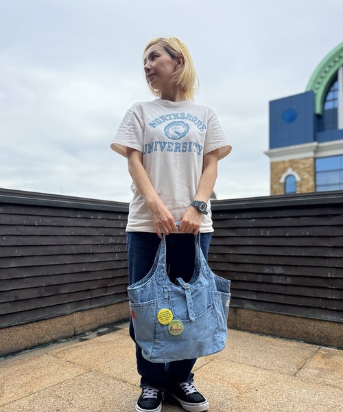 SNOOPY×OLD BETTY'S(スヌーピーカケルオールドベティーズ)の「スヌーピー【SNOOPY】Denim Remake Pocket Tote Bag(缶バッチ2個付)(トートバッグ・レディース・インディゴブルー/ブルー・FREE)」の9枚目の写真