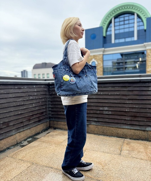 SNOOPY×OLD BETTY'S(スヌーピーカケルオールドベティーズ)の「スヌーピー【SNOOPY】Denim Remake Pocket Tote Bag(缶バッチ2個付)(トートバッグ・レディース・インディゴブルー/ブルー・FREE)」の10枚目の写真