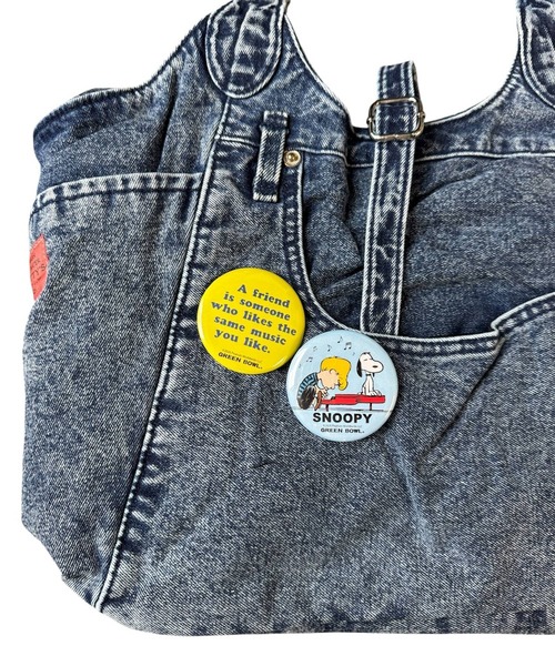 SNOOPY×OLD BETTY'S(スヌーピーカケルオールドベティーズ)の「スヌーピー【SNOOPY】Denim Remake Pocket Tote Bag(缶バッチ2個付)(トートバッグ・レディース・インディゴブルー/ブルー・FREE)」の11枚目の写真