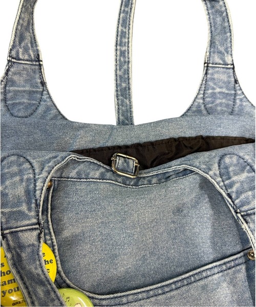 SNOOPY×OLD BETTY'S(スヌーピーカケルオールドベティーズ)の「スヌーピー【SNOOPY】Denim Remake Pocket Tote Bag(缶バッチ2個付)(トートバッグ・レディース・インディゴブルー/ブルー・FREE)」の13枚目の写真