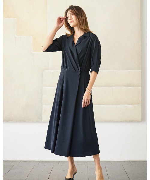 DoCLASSE（ ドゥクラッセ）の「ストレッチツイル・カシュクールシャツワンピース（ワンピース・レディース・グレイッシュベージュ/ダークネイビー・7/9）」の2枚目の写真