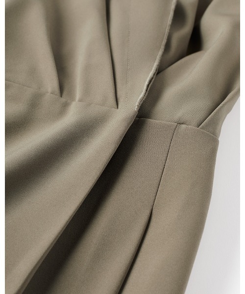 DoCLASSE（ ドゥクラッセ）の「ストレッチツイル・カシュクールシャツワンピース（ワンピース・レディース・グレイッシュベージュ/ダークネイビー・7/9）」の4枚目の写真