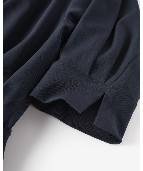 DoCLASSE（ ドゥクラッセ）の「ストレッチツイル・カシュクールシャツワンピース（ワンピース・レディース・グレイッシュベージュ/ダークネイビー・7/9）」の8枚目の写真