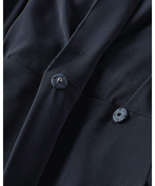 DoCLASSE（ ドゥクラッセ）の「ストレッチツイル・カシュクールシャツワンピース（ワンピース・レディース・グレイッシュベージュ/ダークネイビー・7/9）」の9枚目の写真