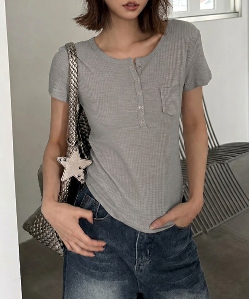 COCOMOMO(ココモモ)の「ヘンリーネックリブTシャツ リブTシャツ ヘンリーネックTシャツ 半袖 トップス ラウンドヘム カットソー Tシャツ 半袖 レイヤードトップス 春服 夏服(Tシャツ/カットソー・レディース・ライトピンク/ライトイエロー/ライトブルー/グレー/ホワイト/ブラック・FREE)」の3枚目の写真