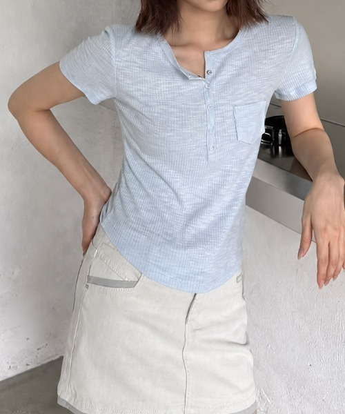 COCOMOMO(ココモモ)の「ヘンリーネックリブTシャツ リブTシャツ ヘンリーネックTシャツ 半袖 トップス ラウンドヘム カットソー Tシャツ 半袖 レイヤードトップス 春服 夏服(Tシャツ/カットソー・レディース・ライトピンク/ライトイエロー/ライトブルー/グレー/ホワイト/ブラック・FREE)」の4枚目の写真