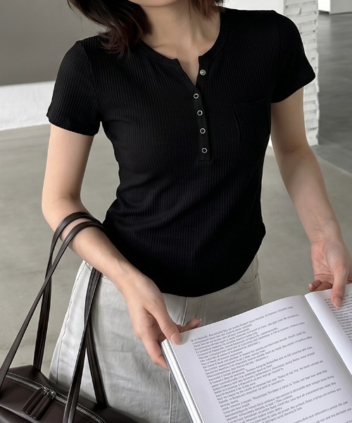 COCOMOMO(ココモモ)の「ヘンリーネックリブTシャツ リブTシャツ ヘンリーネックTシャツ 半袖 トップス ラウンドヘム カットソー Tシャツ 半袖 レイヤードトップス 春服 夏服(Tシャツ/カットソー・レディース・ライトピンク/ライトイエロー/ライトブルー/グレー/ホワイト/ブラック・FREE)」の1枚目の写真