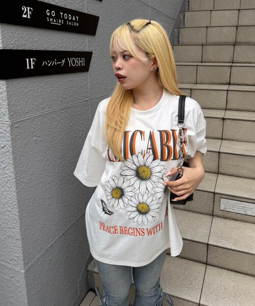 continuer de NICE CLAUP(コンティニューデナイスクラップ)の「ちょうちょとお花のBigT(Tシャツ/カットソー・レディース・チャコールグレー/オートミール/オフホワイト・FREE)」の4枚目の写真