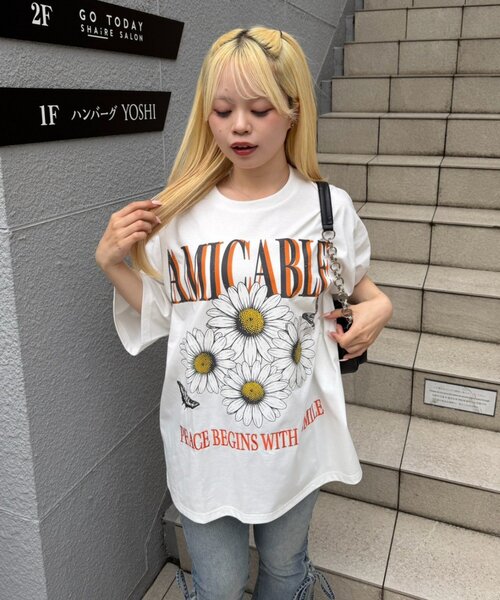 continuer de NICE CLAUP(コンティニューデナイスクラップ)の「ちょうちょとお花のBigT(Tシャツ/カットソー・レディース・チャコールグレー/オートミール/オフホワイト・FREE)」の5枚目の写真