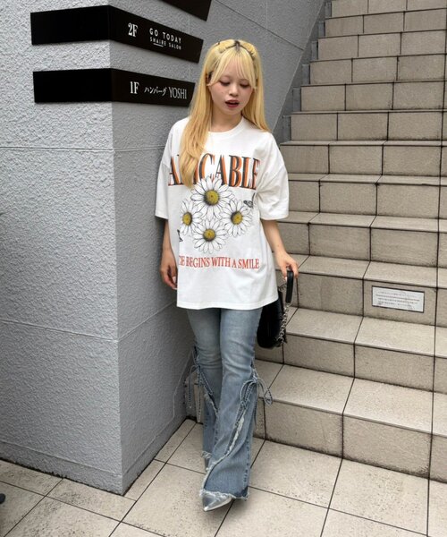 continuer de NICE CLAUP(コンティニューデナイスクラップ)の「ちょうちょとお花のBigT(Tシャツ/カットソー・レディース・チャコールグレー/オートミール/オフホワイト・FREE)」の7枚目の写真
