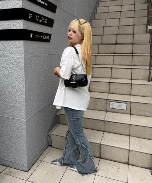continuer de NICE CLAUP(コンティニューデナイスクラップ)の「ちょうちょとお花のBigT(Tシャツ/カットソー・レディース・チャコールグレー/オートミール/オフホワイト・FREE)」の8枚目の写真