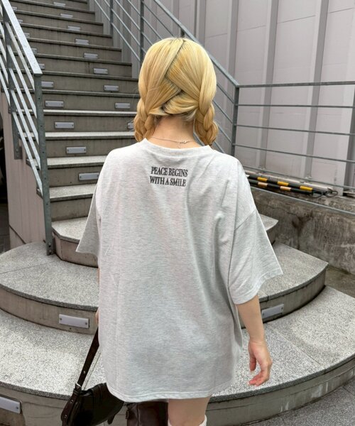 continuer de NICE CLAUP(コンティニューデナイスクラップ)の「ちょうちょとお花のBigT(Tシャツ/カットソー・レディース・チャコールグレー/オートミール/オフホワイト・FREE)」の9枚目の写真