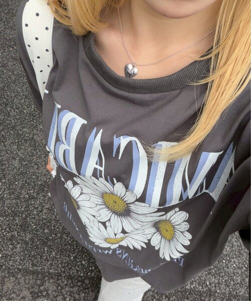 continuer de NICE CLAUP(コンティニューデナイスクラップ)の「ちょうちょとお花のBigT(Tシャツ/カットソー・レディース・チャコールグレー/オートミール/オフホワイト・FREE)」の10枚目の写真