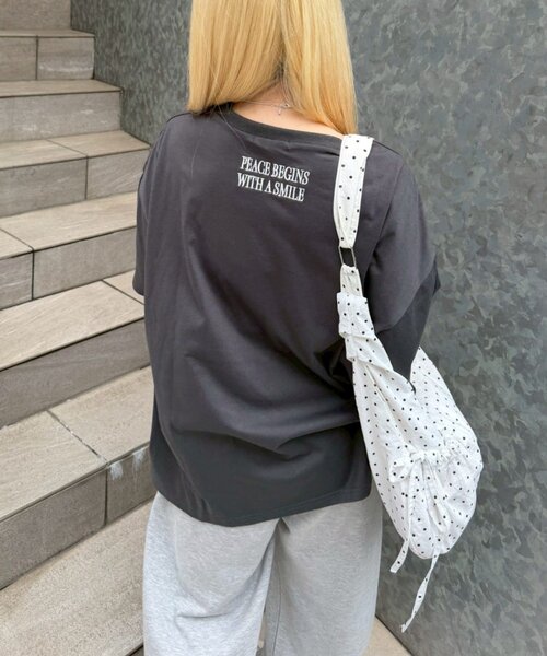 continuer de NICE CLAUP(コンティニューデナイスクラップ)の「ちょうちょとお花のBigT(Tシャツ/カットソー・レディース・チャコールグレー/オートミール/オフホワイト・FREE)」の12枚目の写真