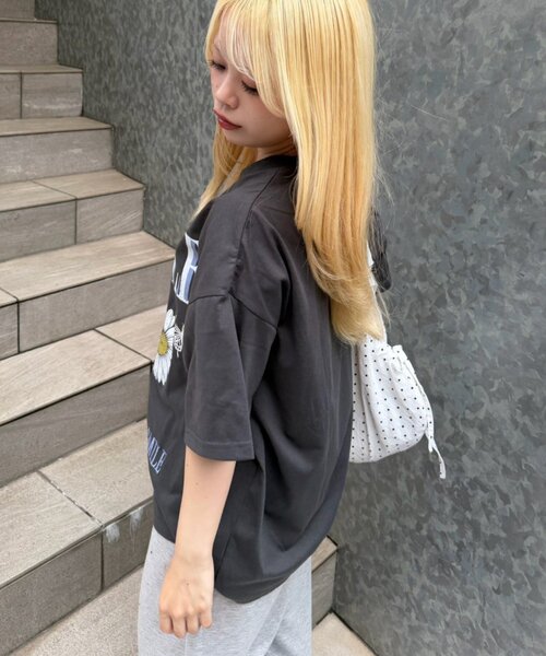 continuer de NICE CLAUP(コンティニューデナイスクラップ)の「ちょうちょとお花のBigT(Tシャツ/カットソー・レディース・チャコールグレー/オートミール/オフホワイト・FREE)」の13枚目の写真