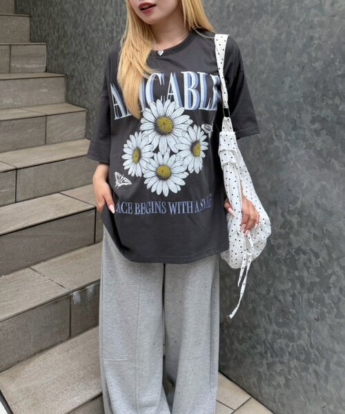 continuer de NICE CLAUP(コンティニューデナイスクラップ)の「ちょうちょとお花のBigT(Tシャツ/カットソー・レディース・チャコールグレー/オートミール/オフホワイト・FREE)」の16枚目の写真