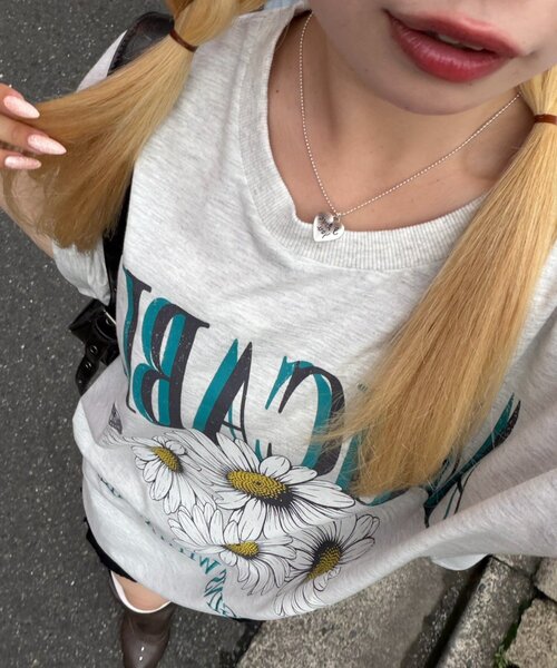 continuer de NICE CLAUP(コンティニューデナイスクラップ)の「ちょうちょとお花のBigT(Tシャツ/カットソー・レディース・チャコールグレー/オートミール/オフホワイト・FREE)」の17枚目の写真