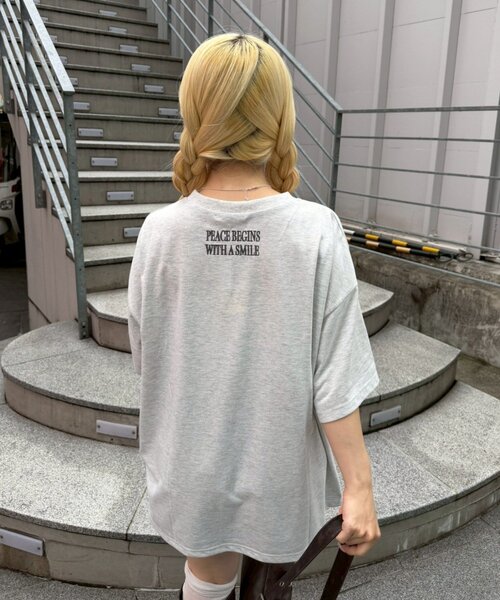 continuer de NICE CLAUP(コンティニューデナイスクラップ)の「ちょうちょとお花のBigT(Tシャツ/カットソー・レディース・チャコールグレー/オートミール/オフホワイト・FREE)」の18枚目の写真