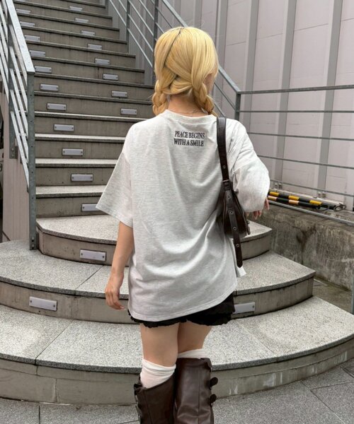 continuer de NICE CLAUP(コンティニューデナイスクラップ)の「ちょうちょとお花のBigT(Tシャツ/カットソー・レディース・チャコールグレー/オートミール/オフホワイト・FREE)」の19枚目の写真
