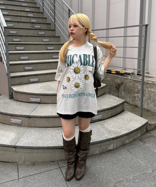 continuer de NICE CLAUP(コンティニューデナイスクラップ)の「ちょうちょとお花のBigT(Tシャツ/カットソー・レディース・チャコールグレー/オートミール/オフホワイト・FREE)」の20枚目の写真