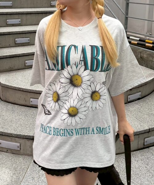 continuer de NICE CLAUP(コンティニューデナイスクラップ)の「ちょうちょとお花のBigT(Tシャツ/カットソー・レディース・チャコールグレー/オートミール/オフホワイト・FREE)」の3枚目の写真