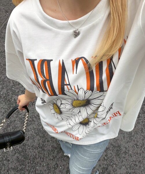continuer de NICE CLAUP(コンティニューデナイスクラップ)の「ちょうちょとお花のBigT(Tシャツ/カットソー・レディース・チャコールグレー/オートミール/オフホワイト・FREE)」の1枚目の写真