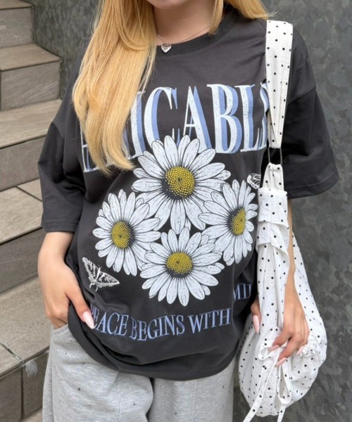 continuer de NICE CLAUP(コンティニューデナイスクラップ)の「ちょうちょとお花のBigT(Tシャツ/カットソー・レディース・チャコールグレー/オートミール/オフホワイト・FREE)」の2枚目の写真