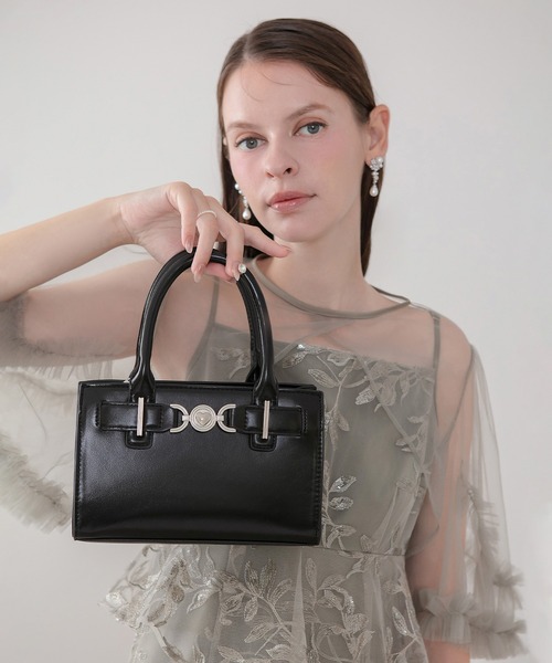 Leja(レジャ)の「【LEJA】ハートメタルモチーフベルト2WAYハンドバッグ結婚式 パーティー 成人式 二次会 同窓会 お呼ばれ オケージョン 20代 30代(ハンドバッグ・レディース・ブラック・FREE)」の1枚目の写真