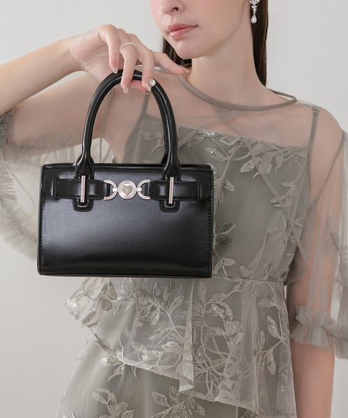 Leja(レジャ)の「【LEJA】ハートメタルモチーフベルト2WAYハンドバッグ結婚式 パーティー 成人式 二次会 同窓会 お呼ばれ オケージョン 20代 30代(ハンドバッグ・レディース・ブラック・FREE)」の2枚目の写真