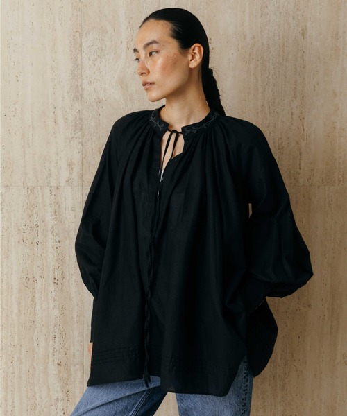 CREDONA(クレドナ)の「EMBROIDERY COLLAR GATHER BLOUSE(シャツ/ブラウス・レディース・ブラック/ホワイト・FREE)」の1枚目の写真