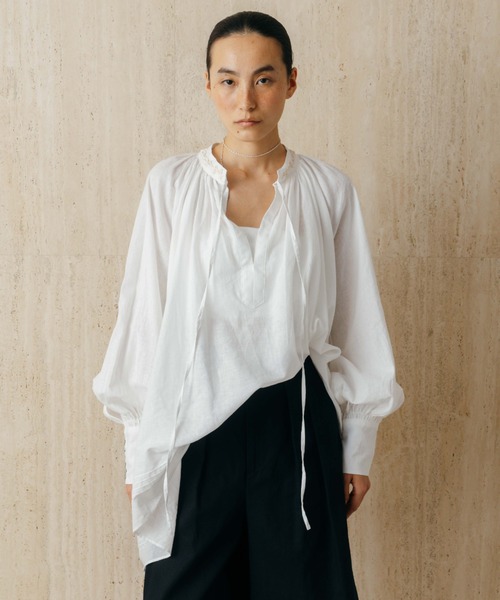 CREDONA(クレドナ)の「EMBROIDERY COLLAR GATHER BLOUSE(シャツ/ブラウス・レディース・ブラック/ホワイト・FREE)」の4枚目の写真