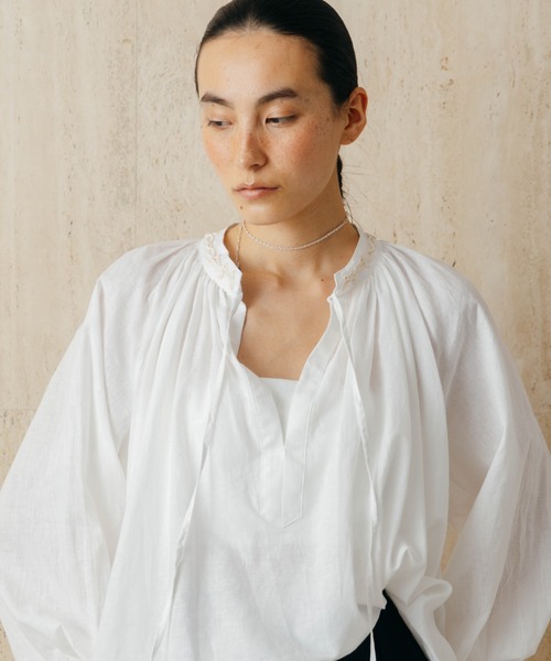 CREDONA(クレドナ)の「EMBROIDERY COLLAR GATHER BLOUSE(シャツ/ブラウス・レディース・ブラック/ホワイト・FREE)」の7枚目の写真