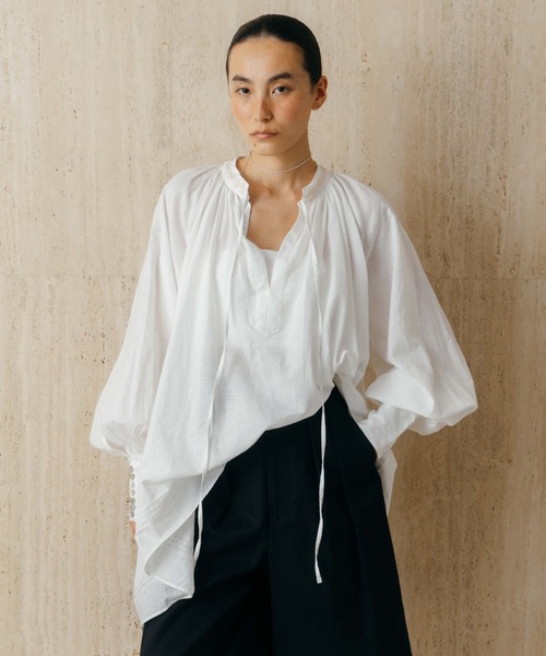 CREDONA(クレドナ)の「EMBROIDERY COLLAR GATHER BLOUSE(シャツ/ブラウス・レディース・ブラック/ホワイト・FREE)」の6枚目の写真