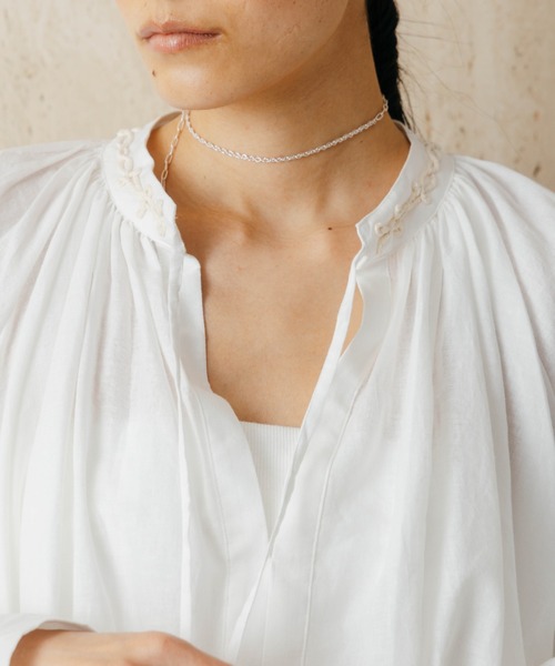 CREDONA(クレドナ)の「EMBROIDERY COLLAR GATHER BLOUSE(シャツ/ブラウス・レディース・ブラック/ホワイト・FREE)」の8枚目の写真