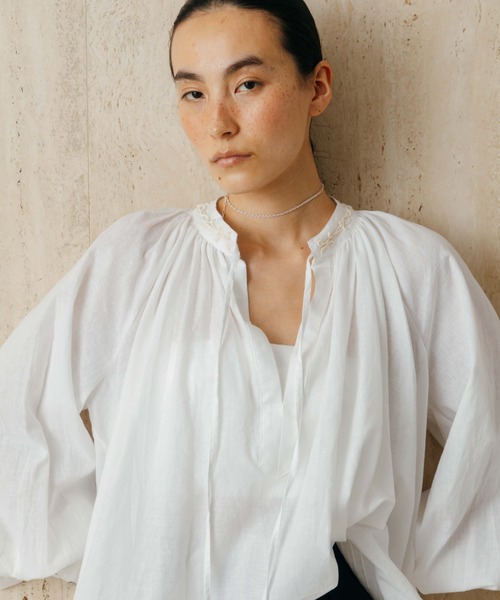 CREDONA(クレドナ)の「EMBROIDERY COLLAR GATHER BLOUSE(シャツ/ブラウス・レディース・ブラック/ホワイト・FREE)」の9枚目の写真